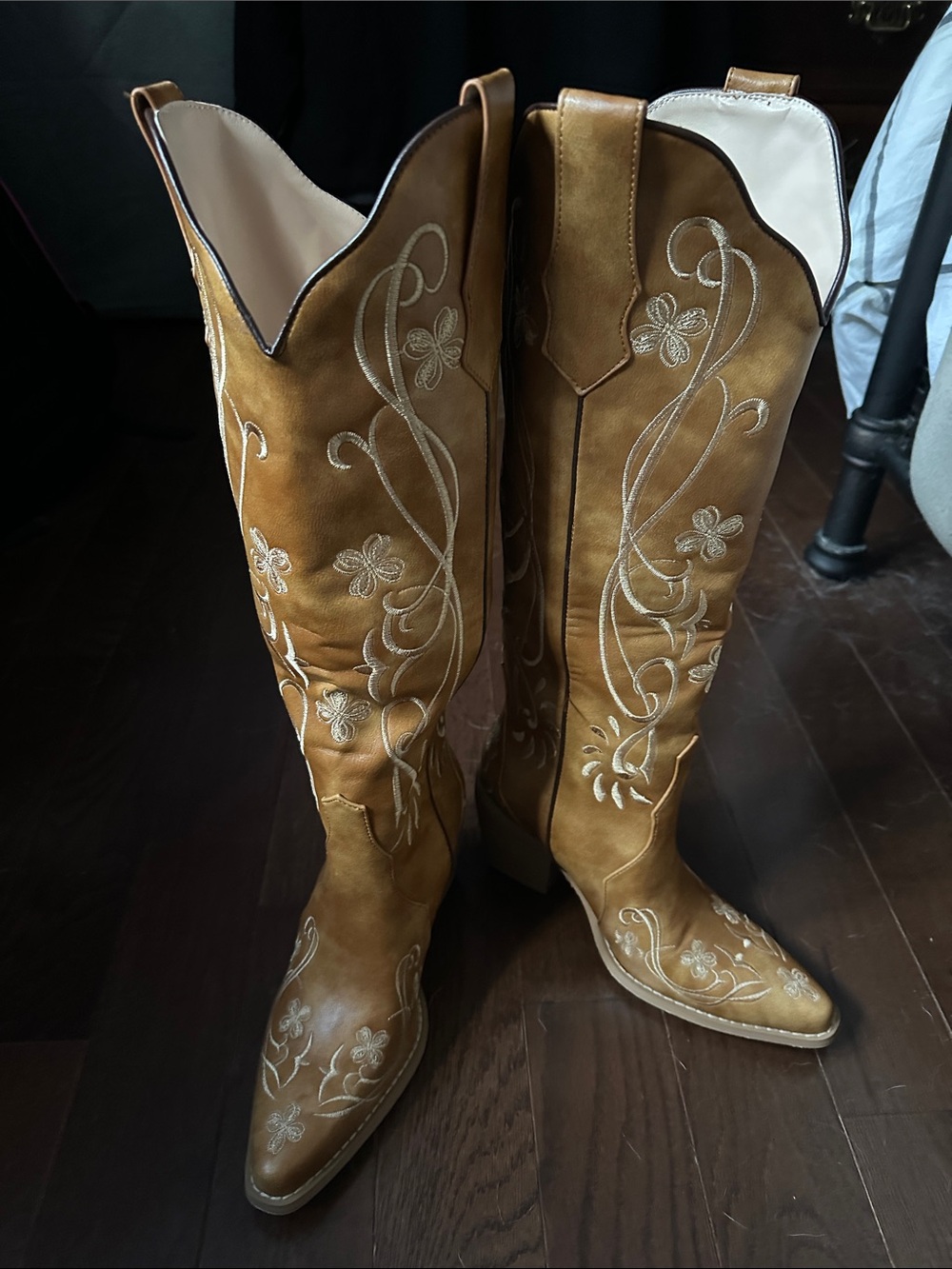 Never Worn Women's Tan Embroidered Western Heeled Boots